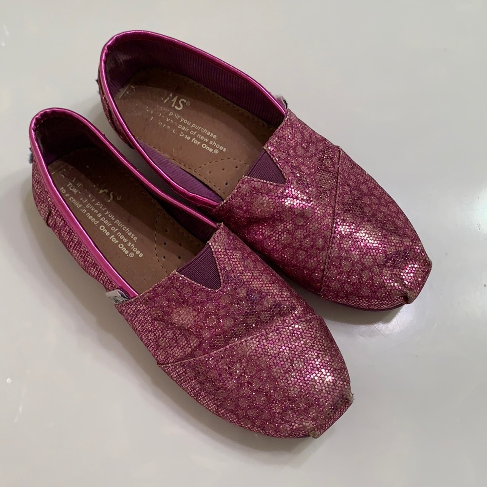 TOMS Girls Classic Slip-on in a Sparkly Magenta Purple, Size 13.5